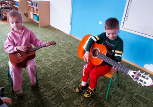 Dzieci grają na gitarze i ukulele