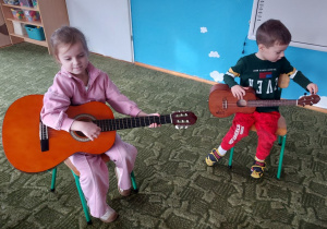 Dzieci grają na gitarze i ukulele