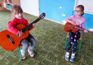 Dzieci grają na gitarze i ukulele