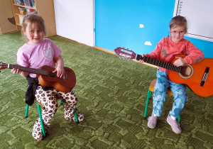 Dzieci grają na gitarze i ukulele