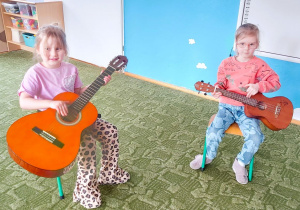 Dzieci grają na gitarze i ukulele