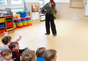 Kobieta gra na altówce