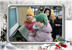 Dzieci wsypują ziarna do karmnika dla ptaków