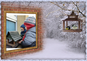 Dzieci wsypują ziarna do karmnika dla ptaków