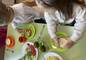 Dziecko uśmiecha się.