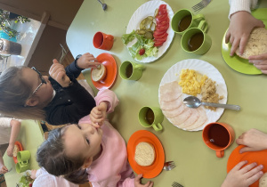 Dziewczynki wybierają produkty.