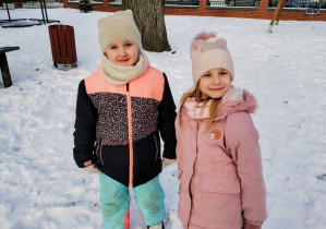 Dziewczynki pozują do zdjęcia