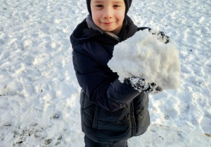 Chłopiec pozuje do zdjęcia