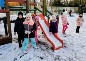 Dzieci pozują do zdjęcia