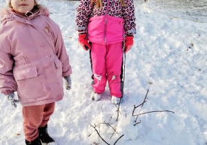 Dziewczynki tworzą zimową rzeźbę