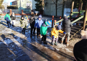 Dzieci sprawdzają wytrzymałość lodu