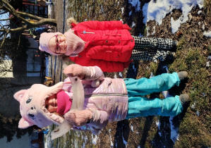 Dziewczyny pokazują jaki lód znalazły