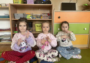 Dzieci migają śpiewać