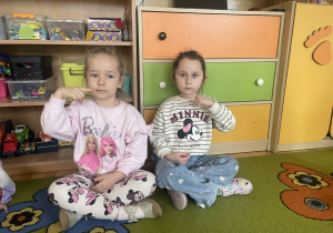 Dzieci migają kolor czerwony.