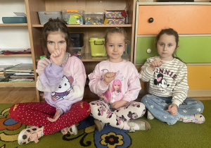 Dzieci migają literę A.