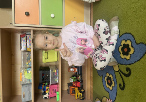 Dziecko pokazuje literę L.