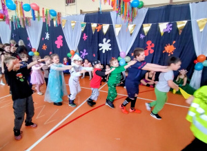Wizyta sześciolatków w Szkole Podstawowej nr 2 - Bal karnawałowy.