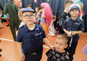 Chłopcy pozują do zjęcia