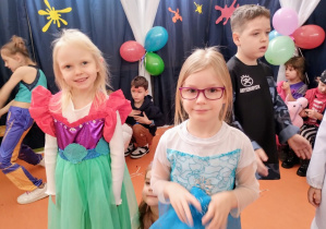 Dziewczynki pozują do zdjęcia