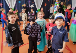 Dzieci pozują do zdjęcia