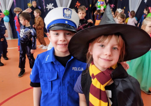 Dzieci pozują do zdjęcia