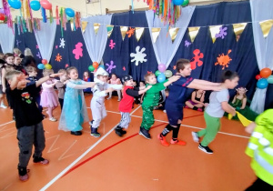 Dzieci bawią się w pociąg