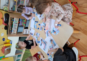 Wykonane prace plastyczne leżą na stoliku