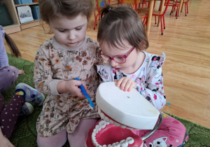 Dzieci uczą się myć zęby