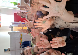 Dzieci pokazują umyte rączki