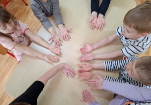 Dzieci pokazują umyte rączki