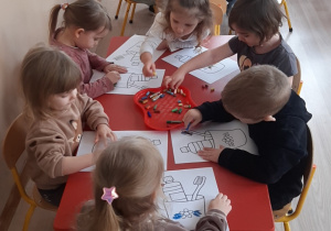 Dzieci wykonują pracę pastelami olejnymi