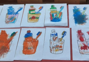 Wykonane prace plastyczne leżą na stoliku