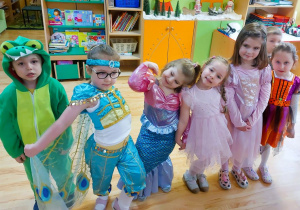 Dzieci pozują do zdjęcia na balu karnawałowym