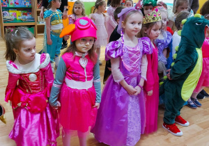 Dzieci pozują do zdjęcia na balu karnawałowym