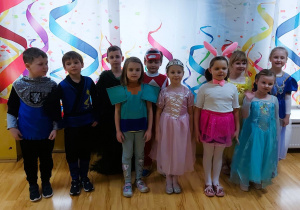 Dzieci pozują do zdjęcia na balu karnawałowym