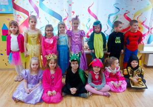 Dzieci pozują do zdjęcia na balu karnawałowym