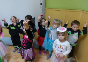 Dzieci bawią się na balu karnawałowym