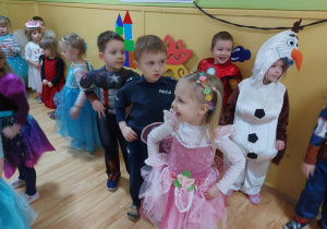 Dzieci bawią się na balu karnawałowym