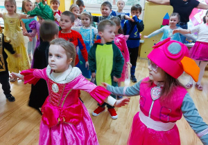 Dzieci bawią się na balu karnawałowym