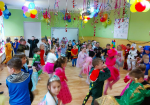 Dzieci bawią się na balu karnawałowym