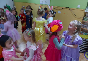 Dzieci bawią się na balu karnawałowym