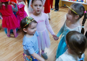 Dzieci bawią się na balu karnawałowym