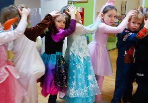 Dzieci bawią się na balu karnawałowym