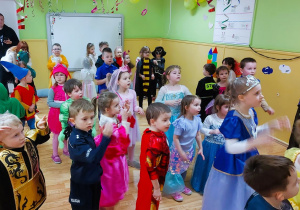 Dzieci bawią się na balu karnawałowym