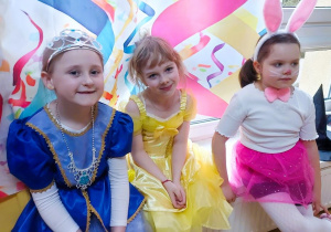 Dzieci bawią się na balu karnawałowym