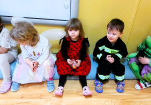 Dzieci pozują do zdjęcia