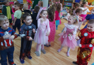 Dzieci bawią się na balu karnawałowym