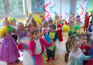 Dzieci bawią się na balu karnawałowym