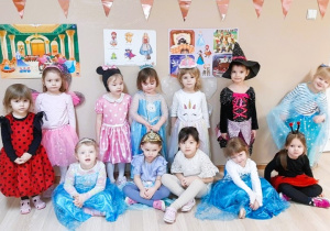 Dzieci pozują do zdjęcia grupowego w sali