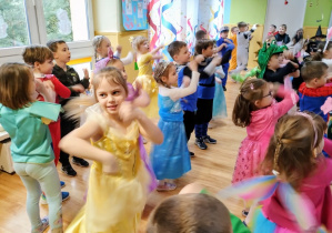 Dzieci razem tańczą